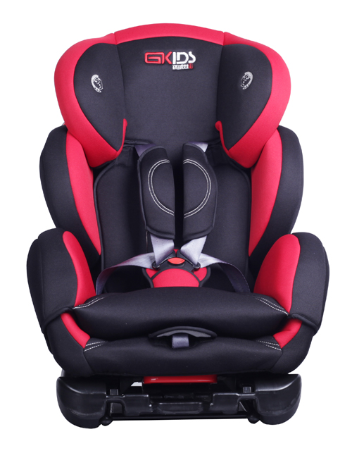 環(huán)球娃娃安全座椅紅黑色正面