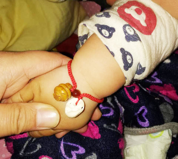 寶寶紅繩-黃白兩色.jpg 寶寶紅繩-黃白兩色.jpg