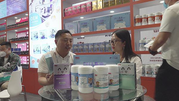 山東科舉藥業(yè)展會現(xiàn)場負(fù)責(zé)人楊總介紹展會上的新品.jpg 山東科舉藥業(yè)展會現(xiàn)場負(fù)責(zé)人楊總介紹展會上的新品.jpg