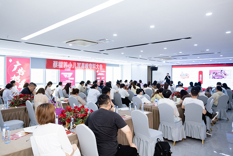 ����ף�R�̸��B(y��ng)��ʮ�ߌ�ĸ��߷�Փ�������պϷ�վ���A�M(m��n)��Ļ