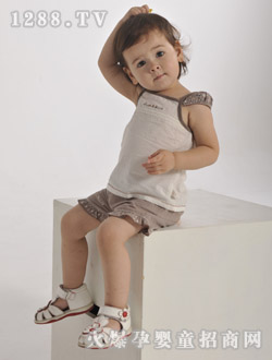 �ۼь���ɫ���b