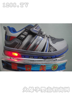 ����؈СͯЬ�Һ�ɫ